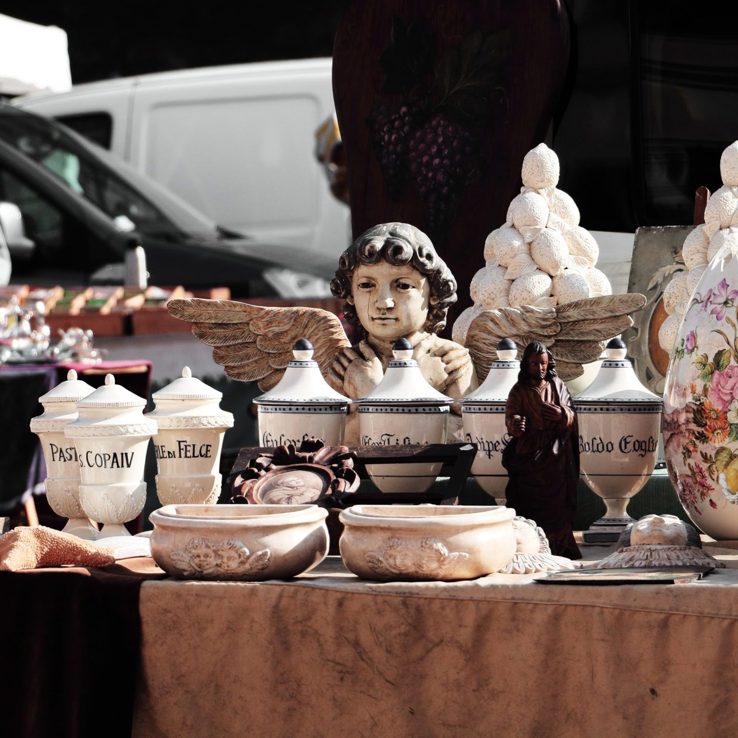 Brocante, antiquaire, vide-grenier : quelles différences et où vendre vos objets ?